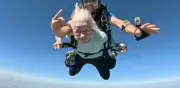 Anciana de 104 años rompe récord mundial saltando en paracaídas