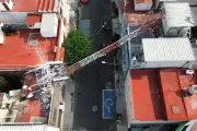 Antena cae sobre viviendas en GAM: daños y evacuaciones