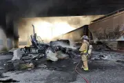 Arde pipa de gasolina tras choque con tren en Querétaro