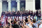 Aston Villa desfila con el trofeo de la Europa League