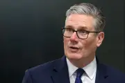 Aumenta presión para que dimita Starmer por escándalo