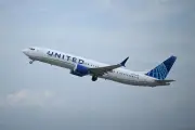 Avión choca contra camión y poste de luz en EU