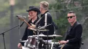 Bono de U2 sorprende bailando salsa en club de la Roma, CDMX