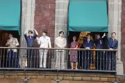 BTS saluda a fans desde balcón de Palacio en México