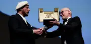 Cannes otorga Palma de Oro honorífica a John Travolta en sorpresiva ceremonia