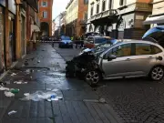 Caos en Módena: auto arrolla peatones y deja 8 heridos