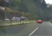 Captan fuerte volcadura en carretera México-Toluca; hay caos vial