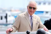 Carlos III recibe honores en su visita a Bermudas