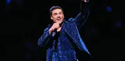 Carlos Rivera emociona a 40 mil asistentes en la Plaza de Toros México
