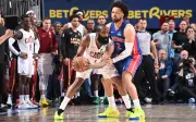 Cavaliers vencen a Pistons en tiempo extra y quedan a un paso de la eliminación
