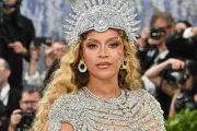 Celebridades se visten con arte en la Gala del Met 2026