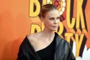 Charlize Theron no mimará a sus hijas; impone reglas estrictas