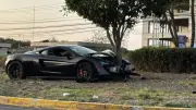 Chocan auto de lujo McLaren y lo dejan abandonado en Querétaro