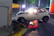 Chocan contra barda y abandonan auto; los encuentran heridos