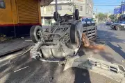 Chocan y vuelcan en el centro de la ciudad: 2 heridos