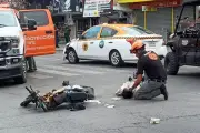 Ciclista herido tras chocar con taxi en Monterrey