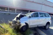 Conductor estrella auto y derriba poste tras dormitar al volante