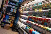Confianza del consumidor en EU cae a mínimo en mayo