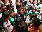 Delfina Gómez entrega kits a estudiantes para el Mundialito Escolar 2026