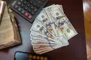 Dólar cierra en 17.25 por posible fin de guerra en Irán