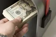 Dólar cierra en 17.41 pesos, su nivel más bajo en semanas