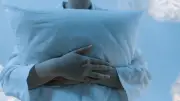 Dormir abrazado a la almohada: significado y beneficios