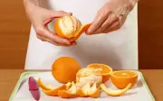 El riesgo oculto de pelar naranja con la mano: dermatitis y manchas
