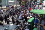Encapsulan policías a campesinos; piden diálogo a Segob