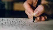 Escribir a mano fortalece memoria y cerebro, según UNAM