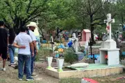 Familias llenan panteones en CDMX por Día de las Madres