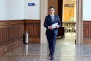 Flores critica renuncia de morenistas, pero no la de Herrera