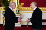 Gertz Manero presenta cartas credenciales al rey Carlos III