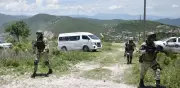 Guerrero: 120 desplazados rechazan albergue, Segob entrega ayuda