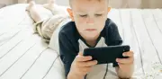 Huérfanos digitales: el daño oculto de las pantallas en los niños