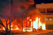 Incendio consume vulcanizadora en Santa Catarina