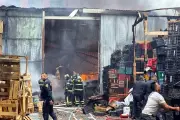 Incendio en bodega de Iztapalapa moviliza a bomberos