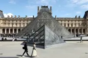 Informe revela que el Louvre relegó seguridad por turismo