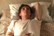 Jamie Bell se entrega por completo en su serie 'Hombre a Medias'