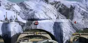 JR transforma el Pont Neuf en una caverna inflable en París