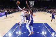 Knicks aplastan a Sixers en inicio de semifinal de la NBA