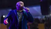 Lupillo Rivera da concierto en calcetines tras robo de botas
