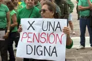 Maestros de NL buscan aumento en pensiones y prestaciones