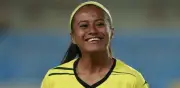 Magaly Cortés rifa recuerdos para cirugía de rodilla