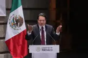 Mario Delgado anuncia aumento salarial del 9% para maestros en México