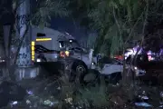 Menor muere al ser impactado por tráiler tras frenar por bache