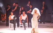 Mon Laferte conquista Guadalajara con show teatral y emotivo