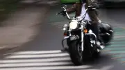 Motociclista sobrevive tras quedar su moto colgada de un semáforo en Canadá