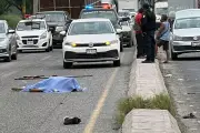 Muere atropellado al cambiar llanta de su auto en carretera