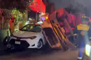 Muere trailero prensado tras volcadura en carretera