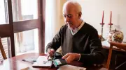 Nuevo León: descuento del 25% en refrendo 2026 para adultos mayores